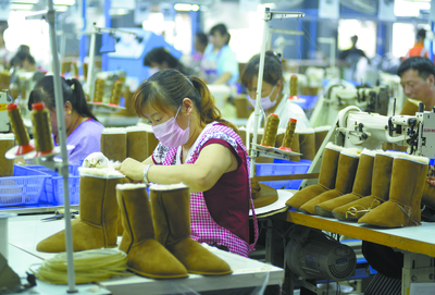 许昌网-许昌瑞翔鞋业有限公司工人正在赶制订单产品
